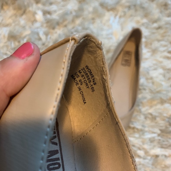 Like new Gold tipped flats - Picture 2 of 3